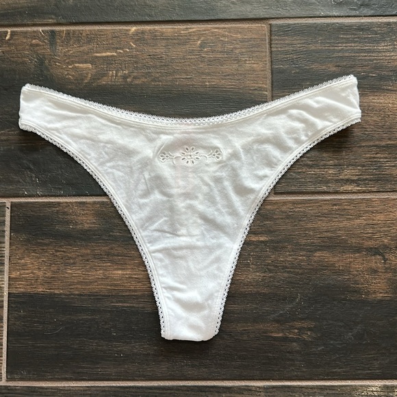 💖Victoria’s Secret Panty Thong - Picture 1 of 7